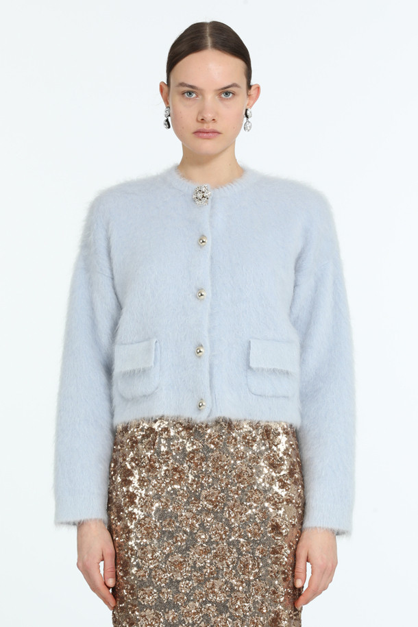 **하늘색 앙고라 가디건**은 가을, 겨울 시즌 여성의 우아함을 더해줄 아이템입니다. 부드러운 앙고라 소재의 두꺼운 크롭 기장 가디건으로, 라운드넥과 톤온톤 메탈 버튼, 포켓 디테일이 돋보입니다. 데이트룩, 카페룩, 모임룩 등 다양한 TPO에 클래식, 미니멀, 로맨틱 스타일을 연출할 수 있습니다. 긴 소매와 부드러운 촉감으로 포근함을 선사하며, 엘레강스한 분위기를 완성합니다.

