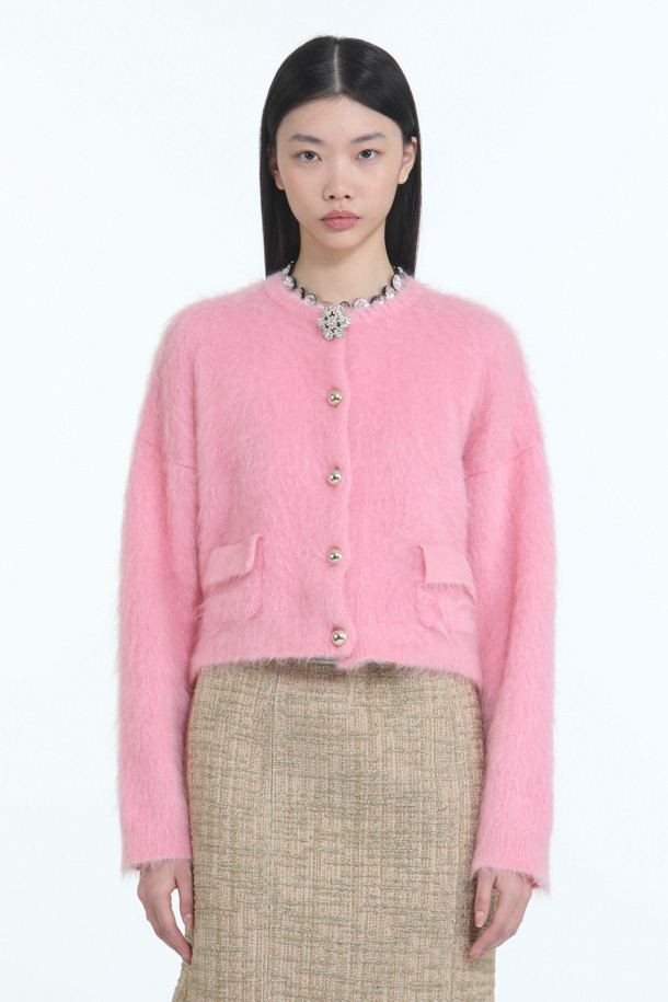 포근하고 우아한 무드의 앙고라 가디건입니다. 부드러운 촉감의 앙고라 소재와 두꺼운 두께감으로 가을, 겨울 시즌 따뜻하게 착용하기 좋습니다. 라운드넥과 크롭 기장, 긴 소매 디자인으로 여성스러운 실루엣을 연출하며, 메탈 버튼 디테일이 고급스러운 포인트를 더합니다. 클래식, 미니멀, 로맨틱 스타일을 즐겨 입는 여성분들께 데이트룩, 모임룩, 겨울 데일리룩으로 추천합니다. 핑크 컬러의 무지 가디건으로 다양한 스타일에 매치하기 용이합니다.
