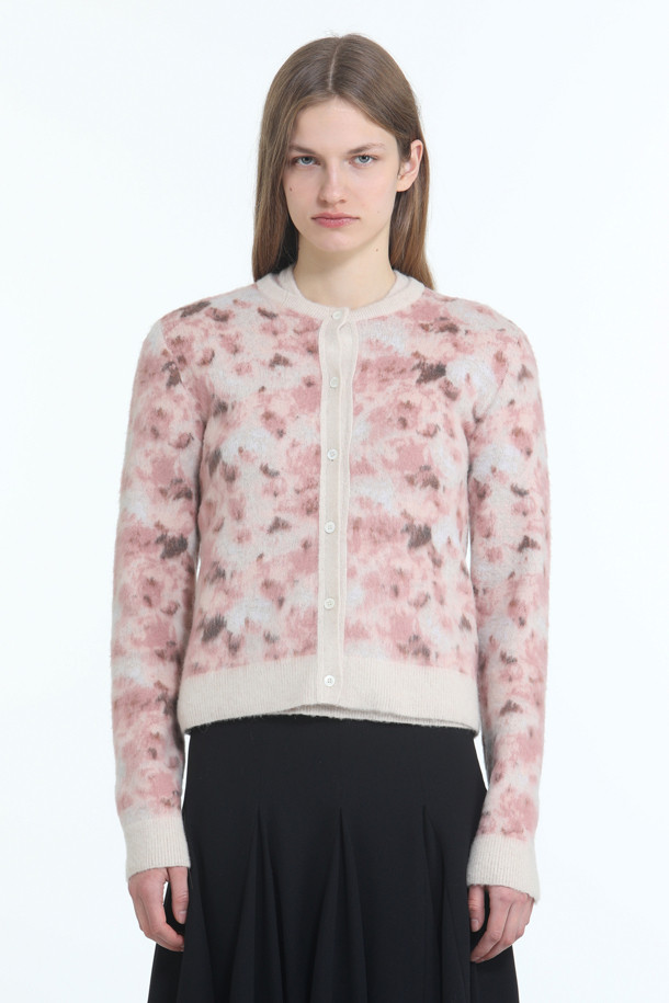 플라워 패턴 가디건은 여성 고객을 위한 니트/스웨터 상의입니다. 봄, 가을에 착용하기 좋으며, 얇은 두께감과 부드러운 촉감이 특징입니다. 라운드넥 디자인에 긴 소매, 레귤러핏으로 제작되었으며, 소매와 밑단 립 디테일이 돋보입니다. 엘레강스 스타일을 연출하기 좋으며, 데이트룩, 카페룩, 모임룩에 적합합니다. 특히, 플라워 패턴이 로맨틱하고 클래식한 무드를 더하며, 반팔 니트와 셋업으로 스타일링하여 미니멀한 룩을 완성할 수도 있습니다.
