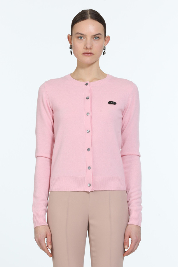 세련된 블랙 컬러의 로고택 가디건입니다. 부드러운 촉감의 버진울 100% 소재로 제작되어 봄, 가을 시즌에 활용하기 좋습니다. 레귤러 핏, 라운드넥 디자인에 가슴 위 스몰 로고택 디테일이 돋보입니다. 데이트룩, 출근룩 등 다양한 TPO에 미니멀, 클래식, 캐주얼 스타일 모두 연출 가능하며, 반팔 니트나 터틀넥 니트와 셋업으로 스타일링하여 세련된 분위기를 더할 수 있습니다.
