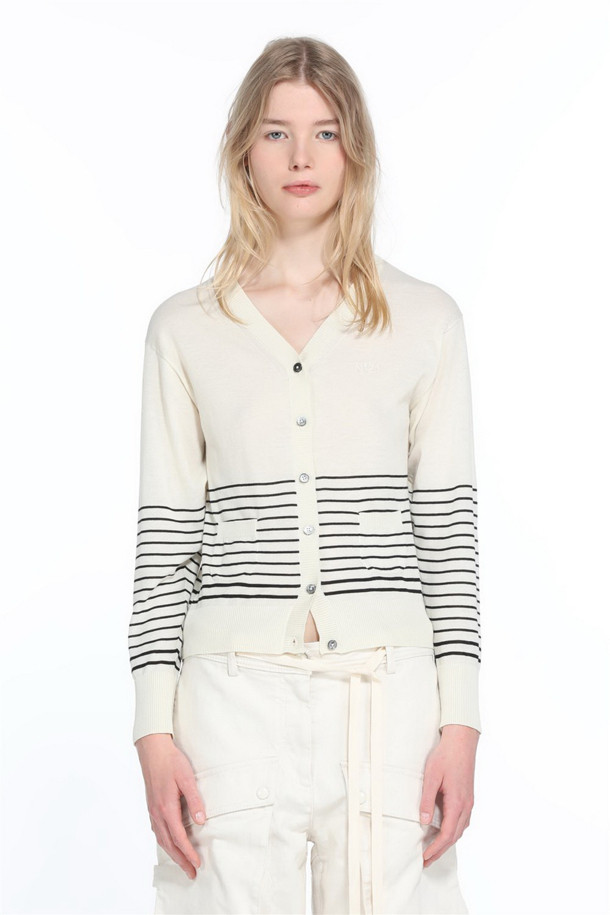 아이보리 컬러의 여성용 스트라이프 가디건입니다. 봄, 가을에 어울리는 크롭 기장의 브이넥 디자인으로, 모던하고 베이직한 스타일을 연출합니다. 긴소매에 스몰 포켓 디테일과 버튼 여밈으로 포인트를 더하여 클래식, 미니멀, 캐주얼 등 다양한 스타일을 소화할 수 있습니다. 데이트룩, 카페룩, 봄 소풍룩에 매치하여 세련된 분위기를 낼 수 있는 아이템입니다.
