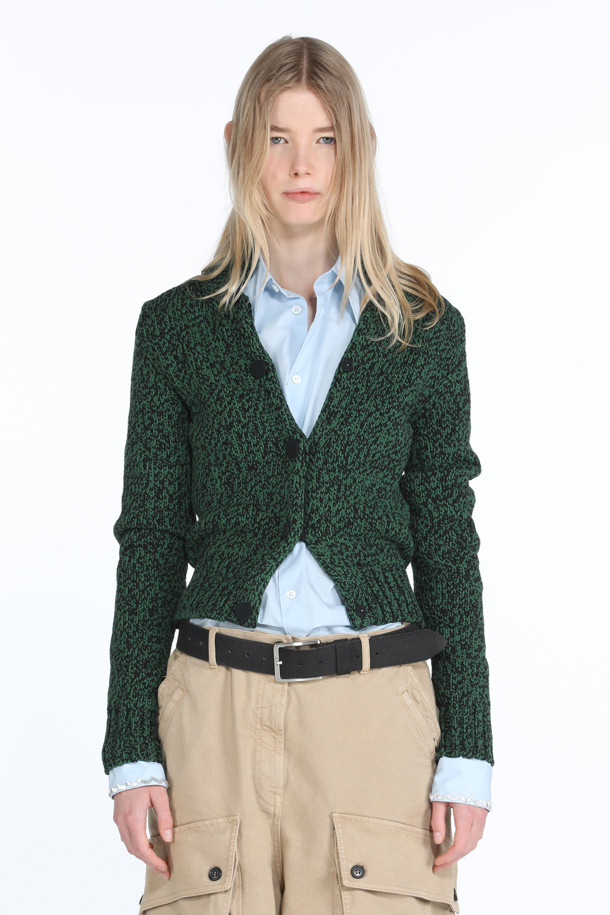 부드러운 촉감이 돋보이는 멀티 그린 스웨터입니다. 고급스러운 스타일과 미니멀한 디자인으로 모임룩에 적합합니다. 비스코스와 폴리아미드 혼방 소재로 제작되어 편안한 착용감을 선사하며, 신축성이 있어 활동성을 높였습니다. 긴 소매 기장으로 간절기부터 겨울까지 폭넓게 활용 가능하며, 그린 컬러가 세련된 분위기를 더합니다.
