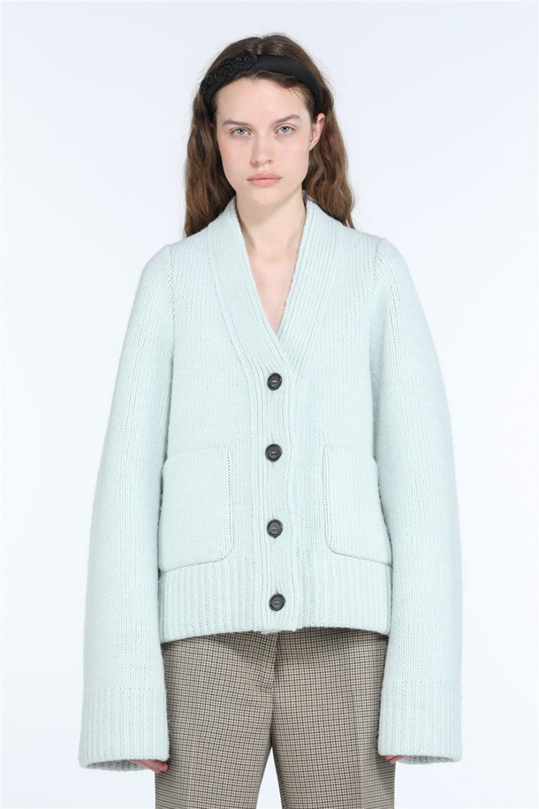 미니멀한 무드의 오버핏 본디드 가디건입니다. 울 소재로 제작되어 가을, 겨울철 따뜻하게 착용할 수 있으며, 두꺼운 두께감과 더블 본딩 안감으로 보온성을 높였습니다. 브이넥 디자인에 긴 소매 기장으로, 출근룩이나 모임룩 등 다양한 TPO에 활용 가능합니다. 구조적인 실루엣이 특징이며, 민트 색상으로 포인트를 더했습니다. 시크하고 클래식한 스타일 연출에 적합합니다.
