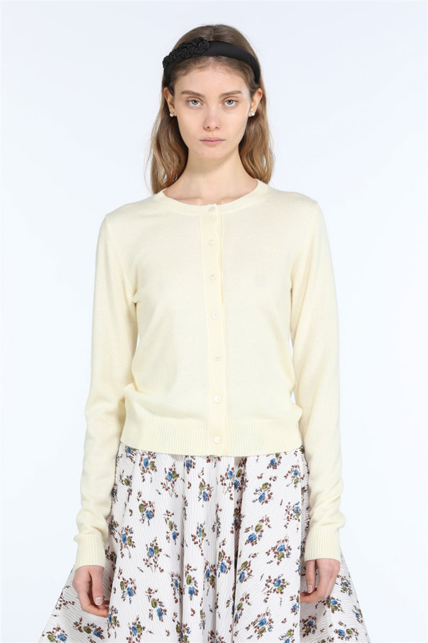 부드러운 캐시미어 소재로 제작되어 포근한 착용감을 선사하는 여성 캐시미어 가디건입니다. 파스텔 옐로우, 핑크 두 가지 사랑스러운 색상으로 출시되어, 가을, 겨울 데이트룩, 카페룩, 데일리룩 등 다양한 스타일에 매치하기 좋습니다. 레귤러 핏에 라운드 넥 디자인으로 여성스러운 무드를 연출하며, 두꺼운 두께감과 긴 소매 기장으로 보온성을 높였습니다. 미니멀하고 클래식한 스타일부터 로맨틱한 룩까지, 폭넓게 활용 가능한 캐시미어 가디건입니다.
