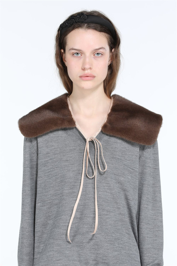 세련된 무드를 연출하는 여성용 퍼 칼라 액세서리입니다. 다크 카키 컬러의 부드러운 퍼 소재로 제작되어 가을, 겨울 시즌에 따뜻함과 우아함을 더해줍니다. 클래식하고 엘레강스한 스타일로, 무지 디자인에 리본 장식이 포인트로 더해져 여성스러운 매력을 강조합니다. 아우터나 니트에 탈부착하여 다양한 스타일을 연출할 수 있으며, 모임룩, 연말 모임룩에 활용하여 특별한 분위기를 연출할 수 있습니다.
