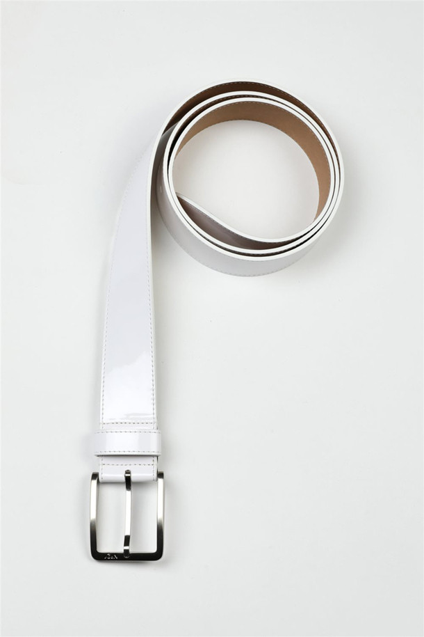 **에나멜 벨트**

세련된 무드의 에나멜 벨트입니다. 블랙과 화이트 두 가지 컬러로 출시되었으며, 모던하고 시크한 스타일을 연출합니다. 미니멀, 클래식, 시크한 스타일에 잘 어울리는 디자인으로, 데이트룩이나 쇼핑룩에 포인트를 더할 수 있습니다. 버클 여밈 방식으로 간편하게 착용 가능하며, 다양한 룩에 활용하기 좋은 아이템입니다. 무지 디자인으로 깔끔함을 더했습니다.
