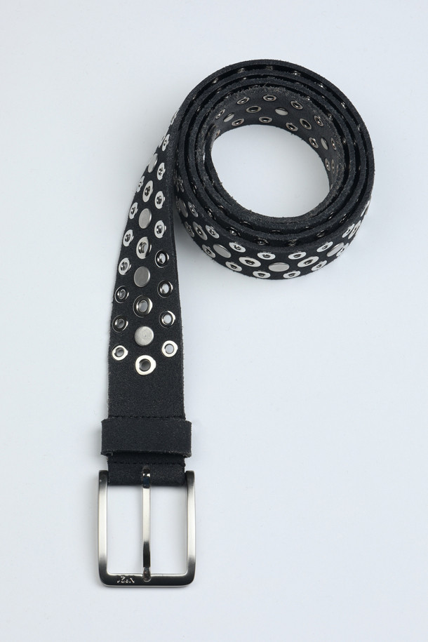 N21 캡슐 컬렉션의 스터드 벨트입니다. 블랙 컬러의 소가죽 소재로 제작되어, 모던한 스타일을 연출합니다. 버클 여밈 방식이며, 찡 장식이 포인트로 시크하고 미니멀한 무드를 더합니다. 데이트룩과 모임룩에 활용하여 클래식하면서도 세련된 스타일을 완성해보세요.
