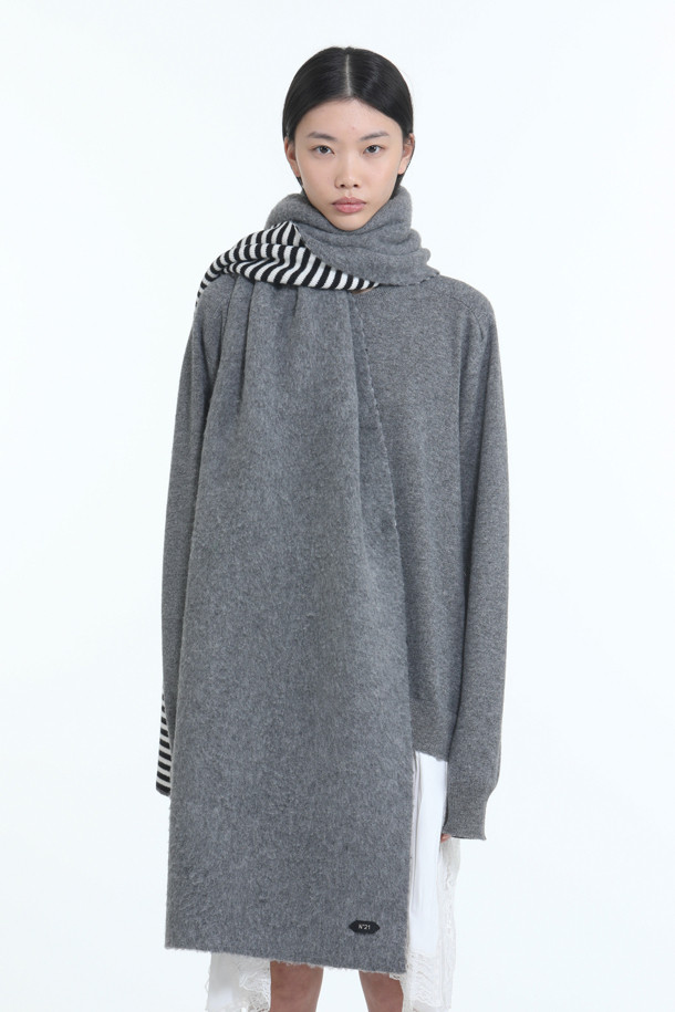 가을, 겨울 시즌을 위한 리버서블 머플러입니다. 부드러운 버진울 소재로 제작되어 포근한 착용감을 선사하며, 두꺼운 두께감으로 보온성을 높였습니다. 그레이 컬러 바탕에 스트라이프 패턴이 더해져 베이직하면서도 세련된 스타일을 연출합니다. 양면 사용이 가능한 리버서블 디자인으로, 하나의 머플러로 다양한 스타일을 연출할 수 있어 활용도가 높습니다. 겨울 데일리룩, 산책룩 등 캐주얼, 클래식, 미니멀 스타일을 즐겨 입는 분들께 추천합니다.
