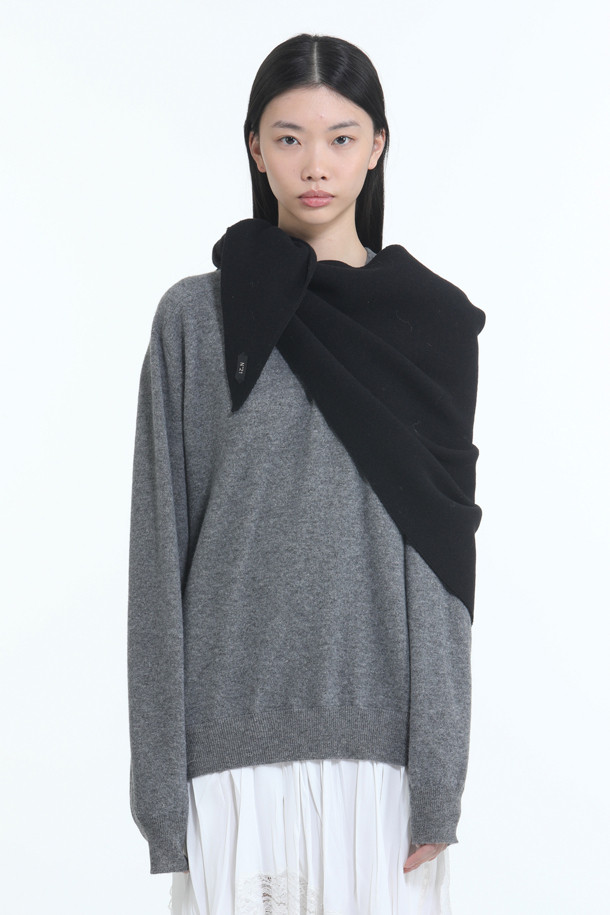 미니멀한 스타일의 쁘띠 머플러입니다. 울 소재로 제작되어 가을, 겨울철 데일리룩에 따뜻함을 더해줍니다. 핑크와 블랙 두 가지 색상으로 출시되었으며, 로고 패턴과 로고 택 디자인이 특징입니다. N21 Pre Collection 제품으로, 클래식한 무드를 연출하기 좋습니다.
