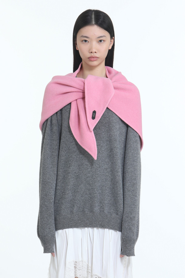 세련된 여성 쁘띠 머플러입니다. 울 혼방 소재로 제작되어 가을과 겨울, 따뜻하고 포근한 착용감을 선사합니다. 모던한 스타일의 쁘띠 머플러는 핑크와 블랙 두 가지 색상으로 출시되어, 어떤 겨울 데일리룩에도 잘 어울립니다. 스몰 로고 택 디테일이 포인트로 더해져, 클래식하면서도 미니멀한 디자인을 완성합니다.
