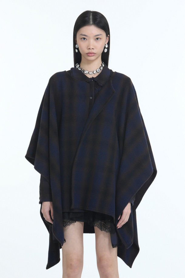 네이비와 블랙 컬러의 울 소재로 제작된 체크 숄 케이프입니다. 가을, 겨울 시즌에 어울리는 두꺼운 두께감으로 따뜻하게 착용할 수 있습니다. 클래식하고 엘레강스한 스타일을 연출하며, 체크 패턴이 돋보입니다. 브로치로 스타일링하여 고정할 수 있어 다양한 연출이 가능합니다. 데이트룩, 모임룩, 겨울 데일리룩에 모두 잘 어울리는 아이템입니다.
