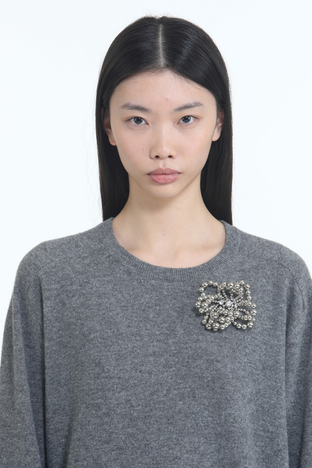 실버 금속 소재의 플라워 브로치입니다. 꽃봉우리 모양에 다양한 크기의 금속 구슬 장식이 더해져 엘레강스한 무드를 연출합니다. 데이트룩, 모임룩, 파티룩 등 특별한 날에 포인트를 줄 수 있습니다. 클래식, 로맨틱, 미니멀 스타일을 즐겨 입는 여성분들께 추천합니다. 섬세한 디자인과 아름다운 실루엣으로 당신의 스타일을 더욱 돋보이게 해 보세요.
