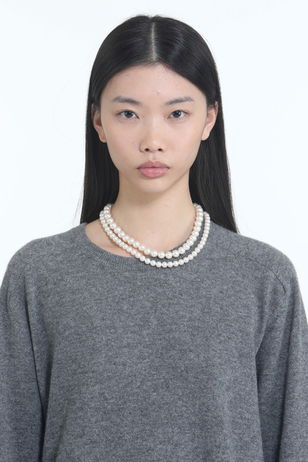 N21 더블 펄 넥크리스는 우아함과 클래식한 매력을 선사하는 여성용 목걸이입니다. 화이트 컬러의 진주 소재로 제작되었으며, 데일리룩, 데이트룩, 모임룩, 파티룩 등 TPO에 구애받지 않고 착용하기 좋습니다. 서로 다른 크기의 진주를 조합하고 더블 라인 디자인으로 세련된 포인트를 더했습니다. 클래식, 미니멀, 로맨틱 스타일을 즐기는 여성들에게 훌륭한 선택이 될 것입니다.
