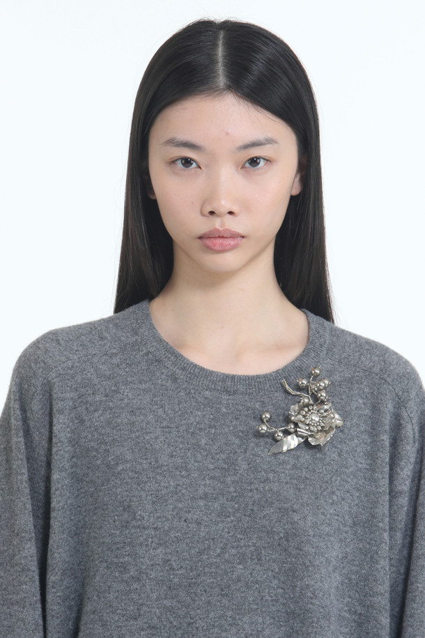 플라워 디테일 브로치는 여성스러움을 극대화하는 실버 컬러의 브로치입니다. 에폭시 소재로 제작되었으며, 꽃과 나뭇가지 모티프에 비즈와 리본 장식이 더해져 엘레강스한 분위기를 연출합니다. 데이트룩, 모임룩, 파티룩 등 특별한 날에 포인트 아이템으로 활용하기 좋습니다. 클래식하면서도 로맨틱한 스타일을 완성하는 매력적인 브로치입니다. 꽃잎에 섬세하게 장식된 진주 디테일과 리본이 우아함을 더합니다.
