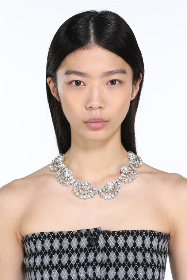 볼드 주얼 넥클리스는 화려하고 고급스러운 스타일을 연출해 주는 여성 목걸이입니다. 다양한 크기의 큐빅 장식이 섬세하게 세팅되어 있어, 은은하게 빛나는 실버 컬러가 돋보입니다. 데일리룩이나 파티룩에 포인트를 더해 특별한 날을 더욱 돋보이게 해줍니다. 클래식, 미니멀, 로맨틱 등 다양한 스타일과 매치하여 세련된 분위기를 연출할 수 있으며, 특히 심플한 의상에 착용하면 더욱 돋보이는 아이템입니다. 모임룩에도 잘 어울려 시선을 사로잡는 매력을 더해줍니다.
