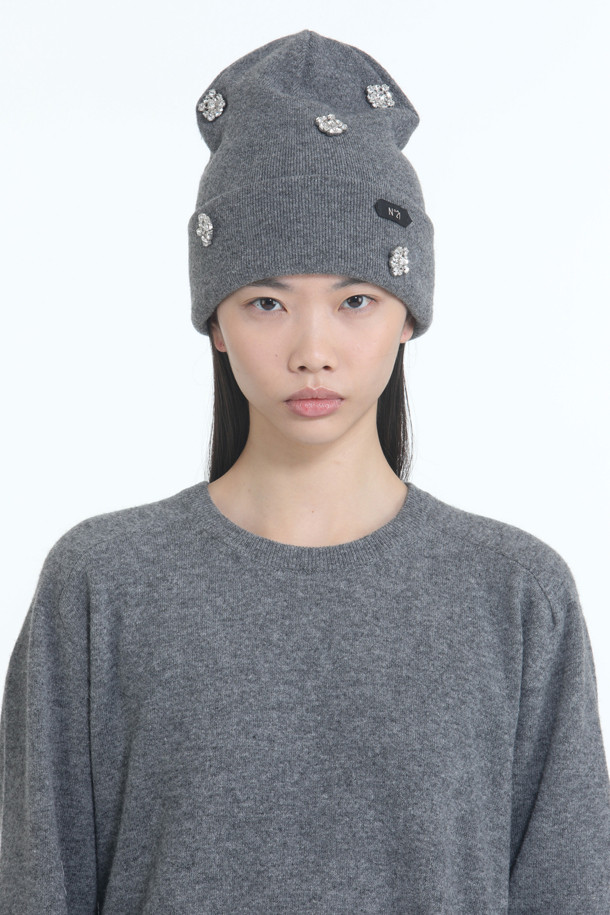 세련된 주얼 장식이 돋보이는 블랙 비니입니다. 버진울 소재로 제작되어 부드러운 촉감과 뛰어난 보온성을 자랑하며, 깊은 모자 깊이로 포근하게 착용할 수 있습니다. 가을, 겨울 시즌에 어울리는 두꺼운 두께감으로 따뜻함을 더하며, N21 프리 컬렉션 디자인으로 고급스러움을 더했습니다. 클래식, 미니멀, 캐주얼 스타일 모두 소화 가능하며, 출근룩과 모임룩에 포인트를 줄 수 있습니다.
