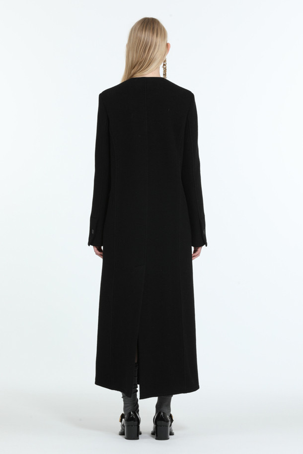 세련된 분위기를 연출하는 우븐 롱 코트입니다. 블랙 컬러의 울 소재로 제작되어 가을, 겨울 시즌 따뜻하게 착용할 수 있습니다. 클래식하고 미니멀한 스타일로 오피스룩, 겨울 데일리룩, 모임룩 등 다양한 TPO에 활용하기 좋습니다. 차이나칼라 디테일과 더블 버튼 여밈으로 세련된 디자인을 더했으며, 레귤러핏으로 편안하게 착용 가능합니다. 긴 소매의 맥시 기장으로 시크한 매력을 뽐내보세요.
