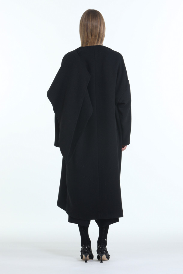 가을, 겨울 시즌을 위한 여성용 머플러 롱 코트입니다. 블랙과 베이지 두 가지 색상으로 출시되어, 어떤 스타일에도 쉽게 매치할 수 있습니다. 탈부착 가능한 머플러가 있어 클래식하고 엘레강스한 분위기를 연출하며, 필요에 따라 다양한 스타일로 활용 가능합니다. 롱 기장의 레귤러핏으로 제작되어 편안하면서도 시크한 매력을 더합니다. 겨울 데일리룩, 모임룩, 오피스룩 등 TPO에 구애받지 않고 폭넓게 활용할 수 있는 머플러 롱 코트입니다.
