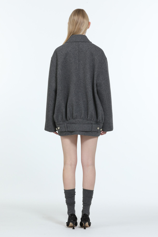 세련된 무드의 울 버튼 퍼코트입니다. 블랙과 그레이 두 가지 색상으로 출시되어, 어떤 룩에도 쉽게 매치할 수 있습니다. 엉덩이를 덮는 기장과 레귤러핏으로 편안하게 착용 가능하며, 클래식하고 엘레강스한 스타일을 연출합니다. 특히, 금장 버튼 디테일이 고급스러움을 더하며 오피스룩, 모임룩, 연말 모임룩 등 다양한 TPO에 활용하기 좋습니다. 가을, 겨울 시즌, 미니멀, 시크 스타일을 즐기는 여성분들께 추천합니다.
