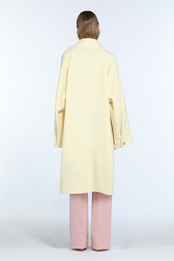 세련된 스타일을 완성하는 더블 울 롱 코트입니다. 블랙과 옐로우 두 가지 색상으로 출시되어, 당신의 개성을 드러낼 수 있습니다. 울 소재 특유의 고급스러운 분위기와 두꺼운 두께감으로 겨울철에도 따뜻하게 착용할 수 있습니다. 미니멀하고 베이직한 디자인에 롱 기장과 레귤러핏으로 제작되어 출근룩은 물론 다양한 스타일 연출에 활용하기 좋습니다. 탄탄한 울 혼방 소재와 더블 버튼 여밈 방식이 클래식한 멋을 더합니다.
