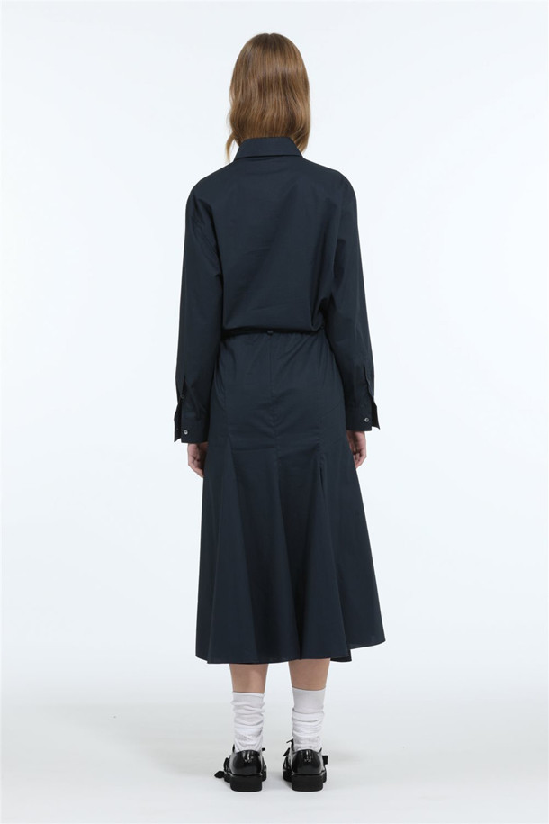 네이비 컬러의 우븐 드레스입니다. 셔츠 칼라와 긴소매, 셔츠 스타일 디테일이 돋보이는 디자인으로 클래식하고 세련된 무드를 연출합니다. A라인 실루엣과 맥시 기장으로 우아함을 더하며, 레귤러핏으로 편안하게 착용 가능합니다. 오피스룩, 모임룩, 데이트룩 등 다양한 TPO에 활용할 수 있으며, 미니멀하고 시크한 스타일을 선호하는 여성분들께 추천합니다.
