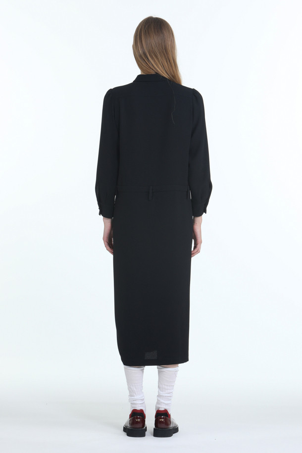 우븐 맥시 드레스는 모던하고 우아한 스타일을 연출하는 여성용 원피스입니다. 블랙 컬러의 H라인 핏으로, 사계절 내내 활용할 수 있는 얇은 두께감의 긴소매 디자인입니다. 부드러운 폴리에스테르 소재로 제작되어 편안한 착용감을 선사하며, 차이나 칼라와 블라우스 스타일이 특징입니다. 데이트룩, 모임룩으로 적합하며, 클래식, 미니멀, 시크한 스타일을 선호하는 분들께 추천합니다.
