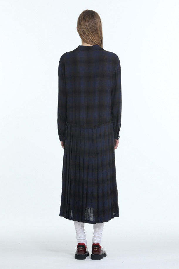 네이비와 블랙 컬러로 구성된 비스코스 소재의 체크 드레스입니다. 봄, 가을에 어울리는 얇은 두께감과 부드러운 촉감이 특징이며, 루즈핏에 플리츠 치마로 편안하면서도 여성스러운 실루엣을 연출합니다. 브이넥 라인과 긴소매, 블라우스 스타일 디자인으로 클래식하고 미니멀한 무드를 더했습니다. 데이트룩, 모임룩, 카페룩 등 다양한 TPO에 맞춰 활용할 수 있으며, 체크 패턴이 세련된 포인트를 더해줍니다.
