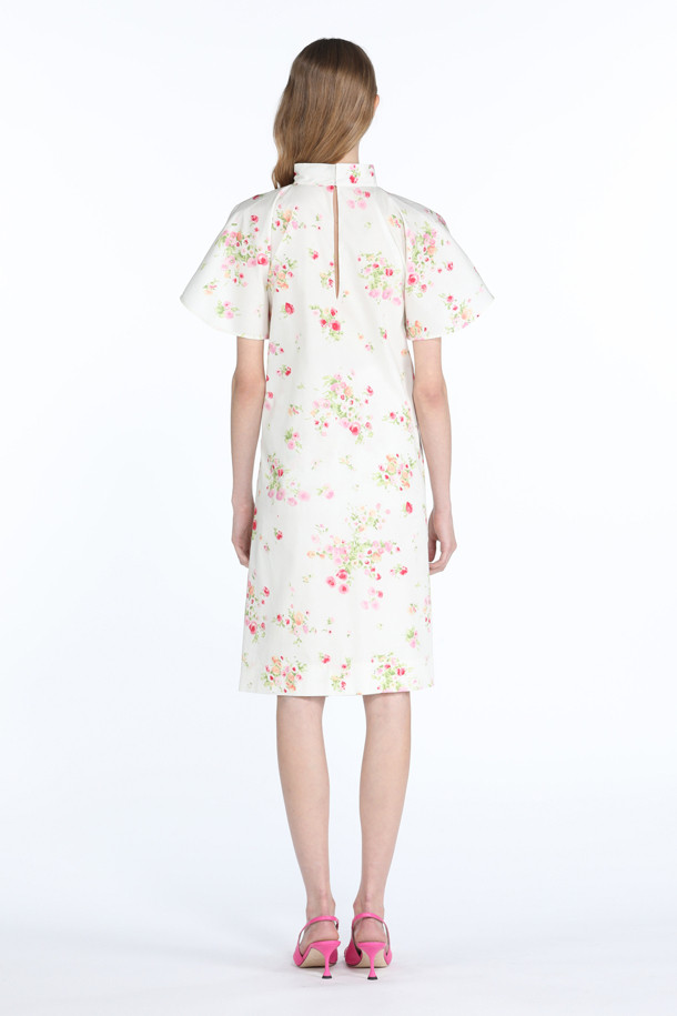 화사한 플라워 프린트가 돋보이는 타이 드레스입니다. 부드러운 면 소재로 제작되어 바스락거리는 촉감이 특징이며, 봄, 여름 시즌에 시원하게 착용하기 좋습니다. 허리 리본과 타이 디테일이 여성스러운 무드를 더하며, A라인 핏으로 우아한 실루엣을 연출합니다. 데이트룩, 카페룩, 봄 소풍룩 등 로맨틱하고 페미닌한 스타일을 완성해보세요. 화이트와 핑크 두 가지 컬러로 만나볼 수 있습니다.
