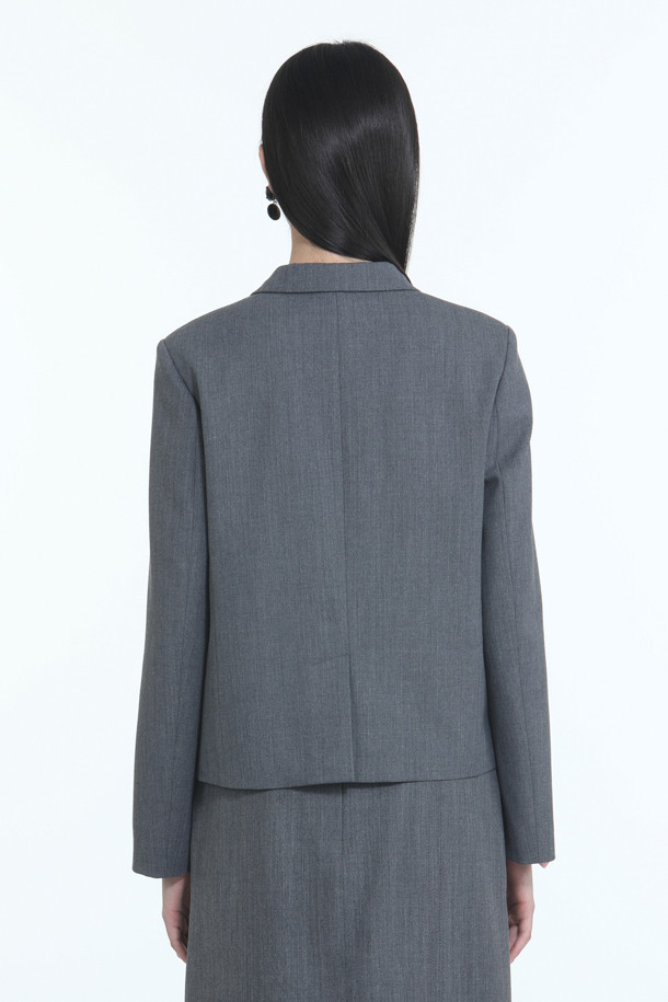 세련된 무드의 우븐 쁘띠 재킷입니다. 부드러운 촉감의 울 소재로 제작되었으며, 봄, 가을 시즌에 착용하기 좋습니다. 블랙과 그레이 두 가지 컬러로 출시되어, 모던하고 미니멀한 스타일을 연출합니다. 테일러드 코트 타입에 크롭 기장과 레귤러핏으로, 출근룩, 오피스룩, 모임룩 등 다양한 TPO에 활용 가능합니다. 버튼 여밈 방식에 긴 소매 디자인으로 클래식, 미니멀, 시크한 스타일을 완성해 보세요.
