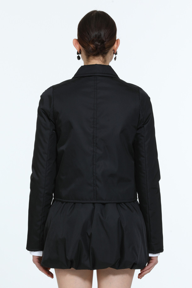 세련된 블랙 컬러의 패디드 쁘띠 재킷입니다. 봄, 가을 시즌에 어울리는 여성용 아우터로, 미니멀하고 클래식한 스타일을 연출합니다. 두꺼운 두께감과 광택감이 돋보이며, 크롭 기장과 버튼 여밈 방식으로 디자인되었습니다. 폴리아미드 소재로 제작되어 편안하면서도 시크한 분위기를 선사하며, 데이트룩, 모임룩 등 다양한 TPO에 활용 가능합니다. 겨울에는 패딩 안감으로 따뜻하게 착용할 수 있습니다.
