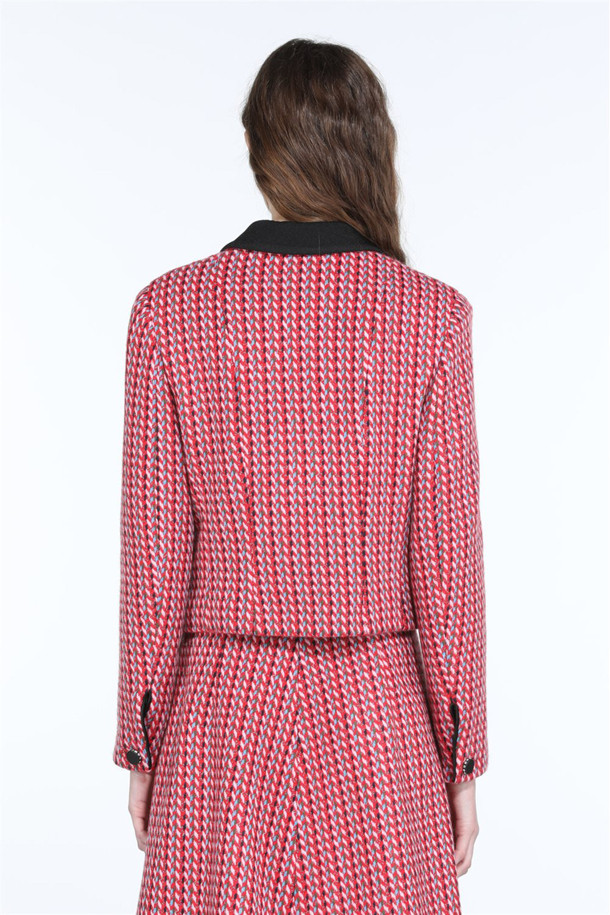 레드 체크 재킷은 울 소재로 제작되어 간절기에 착용하기 좋은 아우터입니다. 클래식, 캐주얼, 포멀한 스타일을 모두 아우르는 디자인으로, 데이트룩, 모임룩, 비즈니스 캐주얼에 활용하기 좋습니다. 크롭 기장에 긴 소매, 블랙 카라 디테일이 돋보이며, 체크 패턴이 경쾌한 느낌을 더합니다. 버튼 여밈 방식으로 편안하게 착용할 수 있으며, 미니멀하면서도 세련된 스타일을 연출합니다.
