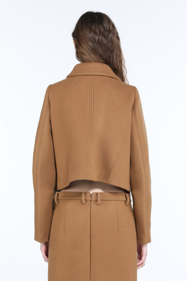 가을과 겨울, 당신의 품격을 높여줄 브라운 울 재킷입니다. 클래식하고 시크한 스타일을 연출하기에 완벽하며, 오피스룩, 출근룩, 모임룩 등 TPO에 구애받지 않고 활용할 수 있습니다. 두꺼운 울 소재로 제작되어 따뜻하고 포근하며, 레귤러 핏으로 편안한 착용감을 선사합니다. 크롭 기장에 싱글 버튼 여밈, 빅 라운드 버튼 디테일이 더해져 고급스러움을 더했습니다. 긴 소매 기장으로 어떤 옷차림에도 세련되게 매치할 수 있습니다.
