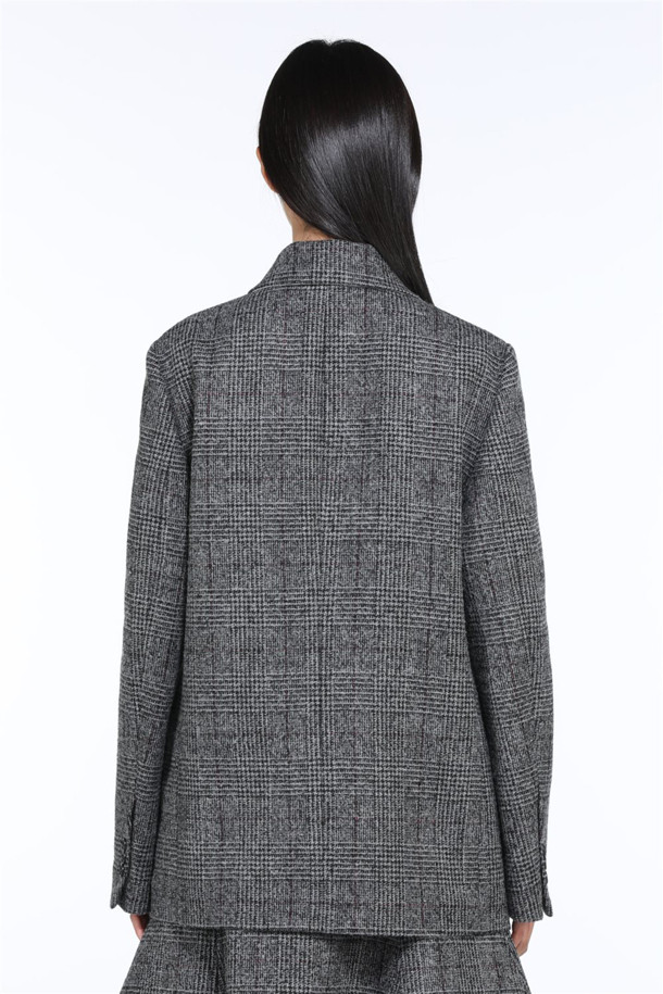 세련된 스타일을 완성하는 여성용 체크 울 자켓입니다. 가을, 겨울 시즌에 어울리는 두꺼운 두께감으로 포근함을 더하며, 클래식한 디자인과 테일러드핏이 돋보입니다. 더블 버튼 여밈 방식으로 포인트를 주고, 그레이 컬러의 체크 패턴이 세련된 분위기를 연출합니다. 데일리룩부터 오피스룩, 출근룩, 모임룩까지 폭넓게 활용할 수 있는 실용적인 아이템입니다. 울과 폴리에스테르 혼방 소재로 제작되어 부드러운 촉감과 편안한 착용감을 선사합니다.
