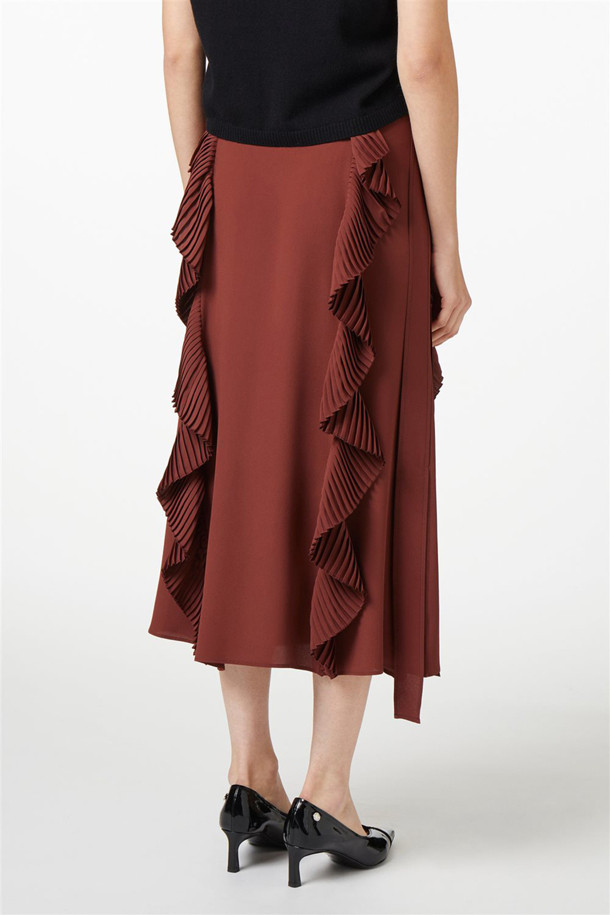 우아하고 여성스러운 실루엣을 연출하는 실크 프릴 스커트입니다. 부드러운 촉감의 실크 소재로 제작되어 편안한 착용감을 선사하며, A라인 핏과 프릴 디테일이 특징입니다. 버건디와 블랙 두 가지 세련된 컬러로 제공되어, 데이트룩, 모임룩, 소개팅룩 등 다양한 TPO에 활용하기 좋습니다. 클래식, 미니멀, 로맨틱 스타일을 즐겨 입는 여성분들께 추천합니다. 사계절 내내 활용 가능한 아이템으로, 엘레강스하고 우아한 무드를 연출해 보세요.
