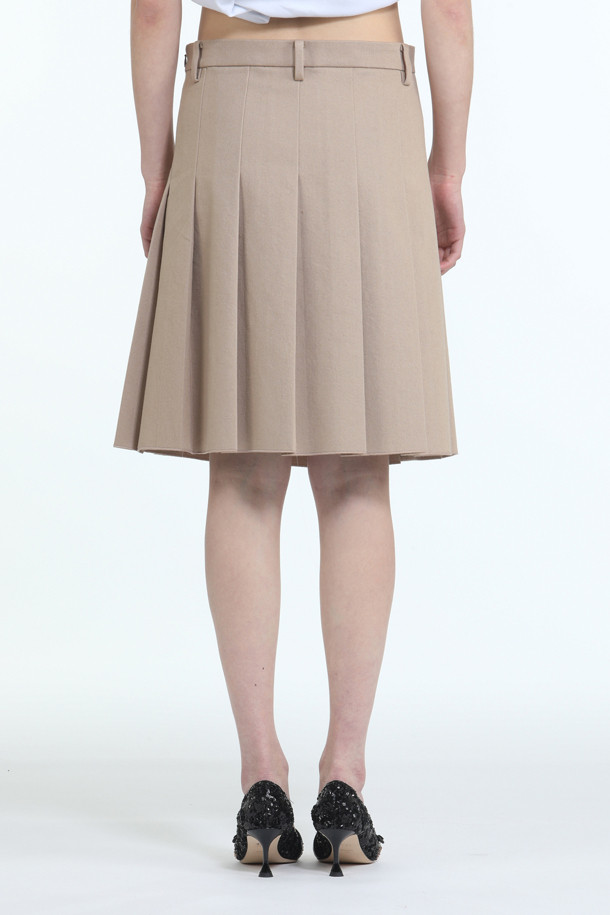 베이직한 무드의 코튼 플리츠 스커트입니다. 봄, 여름, 가을, 세 계절 모두 활용 가능한 적당한 두께감의 면 소재로 제작되어 편안한 착용감을 선사합니다. 클래식하고 미니멀한 스타일을 연출하기 좋으며, 플리츠 디테일이 여성스러운 분위기를 더합니다. 데이트룩이나 카페룩에 매치하여 세련된 스타일을 완성해 보세요. 무지 디자인으로 다양한 상의와 쉽게 코디할 수 있습니다.
