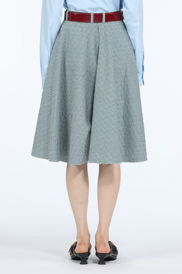 체크 패턴 플리츠 스커트는 여성스러운 클래식 스타일을 연출하는 A라인 플리츠 스커트입니다. 면 소재로 제작되어 편안한 착용감을 선사하며, 빅플리츠 디자인으로 포인트를 더했습니다. 데이트룩, 모임룩, 출근룩 등 다양한 TPO에 활용 가능하며 미니멀, 걸리시 스타일을 즐겨 입는 분들께 추천합니다. 체크 패턴이 매력적인 이 스커트는 당신의 옷장에 세련된 무드를 더해줄 것입니다.
