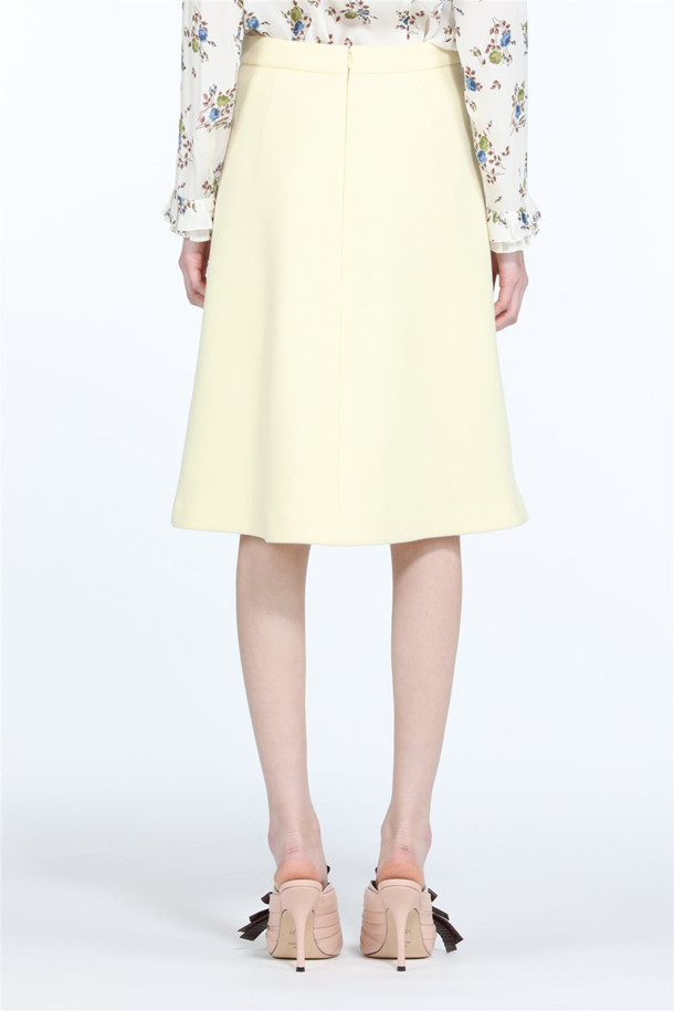 부드러운 울 소재로 제작되어 따뜻하고 포근한 파스텔 울 스커트입니다. 여성스러운 A라인 핏과 미니 기장으로 다리가 길어 보이는 효과를 선사하며, 무지 디자인으로 어떤 상의와도 쉽게 매치할 수 있습니다. 가을, 겨울 시즌에 어울리는 두꺼운 두께감으로 보온성을 높였으며, 데이트룩, 출근룩, 모임룩 등 다양한 TPO에 활용 가능합니다. 클래식, 미니멀, 걸리시 스타일을 모두 아우르는 활용도 높은 아이템으로, 부드러운 촉감이 특징입니다. 
