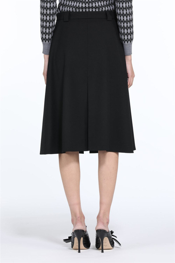 가을, 겨울 시즌 우아하고 클래식한 분위기를 연출하는 플리츠 미디 스커트입니다. 울 소재로 제작되어 따뜻하고 부드러운 착용감을 선사하며, 두꺼운 두께감으로 안정감 있는 핏을 제공합니다. 블랙 컬러의 무지 디자인은 어떤 상의와도 잘 어울려 오피스룩, 출근룩, 모임룩 등 다양한 TPO에 활용 가능합니다. 넓은 간격의 플리츠 주름 디테일이 세련된 스타일을 완성하며, 미니멀하고 시크한 룩을 연출하기에 좋습니다. 클래식한 디자인과 뛰어난 활용도로 당신의 겨울 스타일을 책임질 것입니다.
