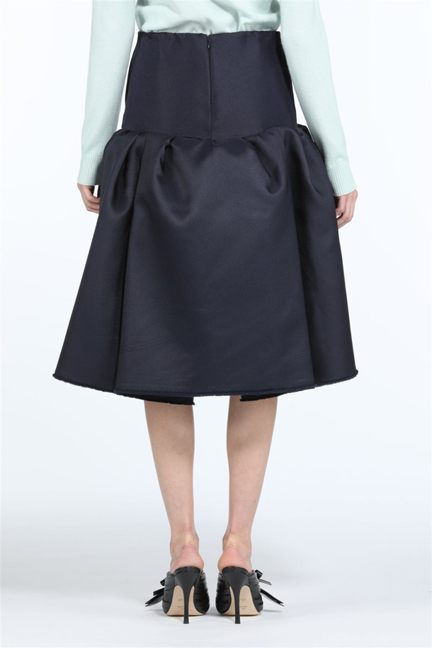 세련된 분위기를 연출하는 여성용 볼륨 미디 스커트입니다. A라인 핏과 플레어 실루엣이 우아함을 더하며, 구조적인 볼륨감으로 세련된 스타일을 완성합니다. 광택감 있는 폴리에스테르 소재로 제작되어 부드러운 촉감과 은은한 고급스러움을 선사합니다. 무지 디자인의 블랙 컬러로, 오피스룩과 모임룩 등 다양한 TPO에 활용하기 좋습니다. 구김이 적어 편안하게 착용할 수 있으며, 클래식하면서도 미니멀한 스타일을 즐기는 분들께 추천합니다.
