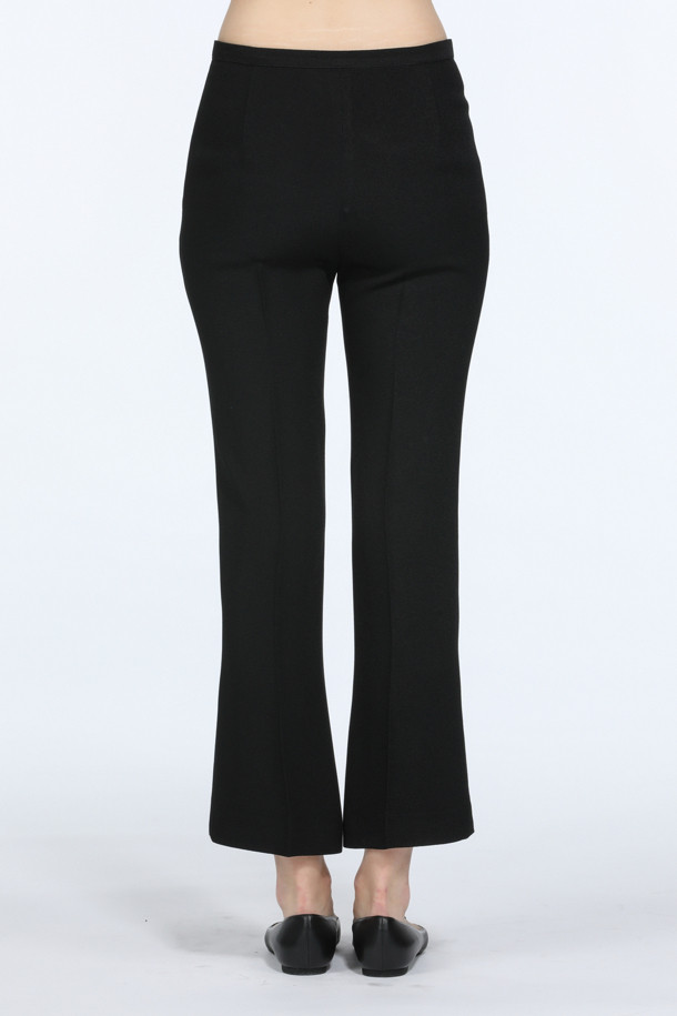 세련된 플레어 핏이 돋보이는 여성용 블랙 크롭 슬랙스입니다. 봄, 여름, 가을 시즌에 착용하기 좋으며, 베이직하고 미니멀한 스타일을 연출합니다. 비스코스 소재로 제작되어 편안한 착용감을 선사하며, 데이트룩이나 오피스룩 등 다양한 TPO에 활용 가능합니다. 미니멀, 클래식, 시크한 스타일에 매치하여 자신만의 스타일을 완성해 보세요. 무지 디자인으로 어떤 상의와도 잘 어울려 활용도가 높습니다.
