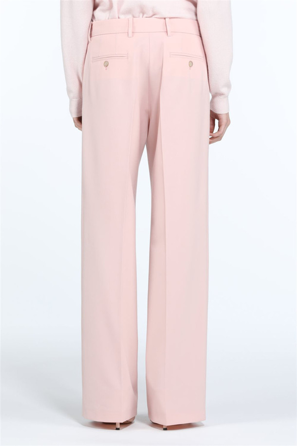 여성스러운 무드를 연출하는 핑크 와이드 슬랙스입니다. 부드러운 촉감과 세련된 와이드핏이 돋보이며, 파우더 핑크 컬러가 은은한 분위기를 더합니다. 일상, 포멀, 캐주얼 등 다양한 TPO에 활용 가능하며, 미니멀, 클래식, 시크 스타일을 즐기는 분들께 추천합니다. 봄, 여름, 가을 시즌에 착용하기 좋은 긴 기장의 슬랙스로, 스타일리시한 실루엣을 완성합니다. 출근룩, 오피스룩, 모임룩에 활용하여 멋스러운 스타일을 연출해보세요.
