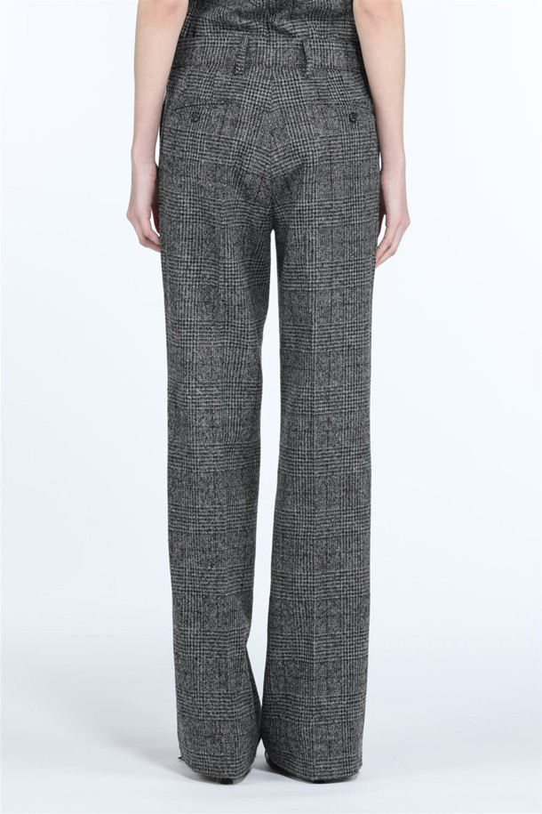 세련된 무드의 여성 울 체크 슬랙스입니다. 가을, 겨울 시즌에 어울리는 긴 기장의 클래식 핏 바지로, 오피스룩과 캐주얼 스타일 모두 소화 가능합니다. 고급스러운 그레이 컬러에 체크 패턴으로 포인트를 더하여 세련된 룩을 연출합니다. 울 소재 특유의 따뜻함과 부드러운 촉감으로 편안하게 착용할 수 있으며, 셋업으로도 활용 가능하여 활용도가 높습니다. 미니멀하고 시크한 스타일을 즐기는 여성분들께 추천합니다.
