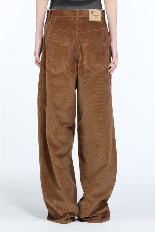 부드러운 촉감의 코듀로이 소재로 제작된 와이드 핏 팬츠입니다. 헤이즐넛과 플럼 두 가지 색상으로 출시되어, 가을, 겨울 시즌에 따뜻하고 포근한 느낌을 선사합니다. 넉넉한 와이드 핏과 탄탄한 원단감으로 편안하면서도 트렌디한 스타일을 연출할 수 있습니다. 출근룩과 모임룩 모두에 활용 가능하며 클래식, 미니멀, 캐주얼 등 다양한 스타일을 소화합니다.

