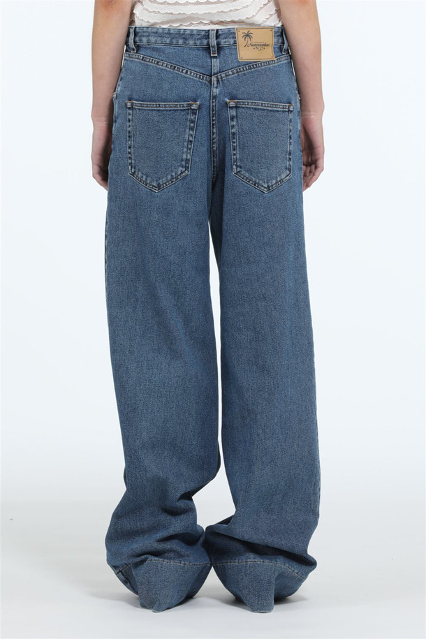 N21 캡슐 컬렉션의 와이드 블루 데님 팬츠입니다. 일상, 데이트룩, 쇼핑룩에 모두 잘 어울리는 베이직 스타일의 여성 의류입니다. 봄, 가을 계절에 적합하며, 캐주얼, 미니멀, 클래식 스타일을 연출할 수 있습니다. 맥시 기장의 와이드핏으로, 데님 소재 특유의 편안함과 멋을 동시에 느낄 수 있습니다. 무지 디자인으로 어떤 상의와도 쉽게 매치하여 다양한 스타일을 연출할 수 있습니다.
