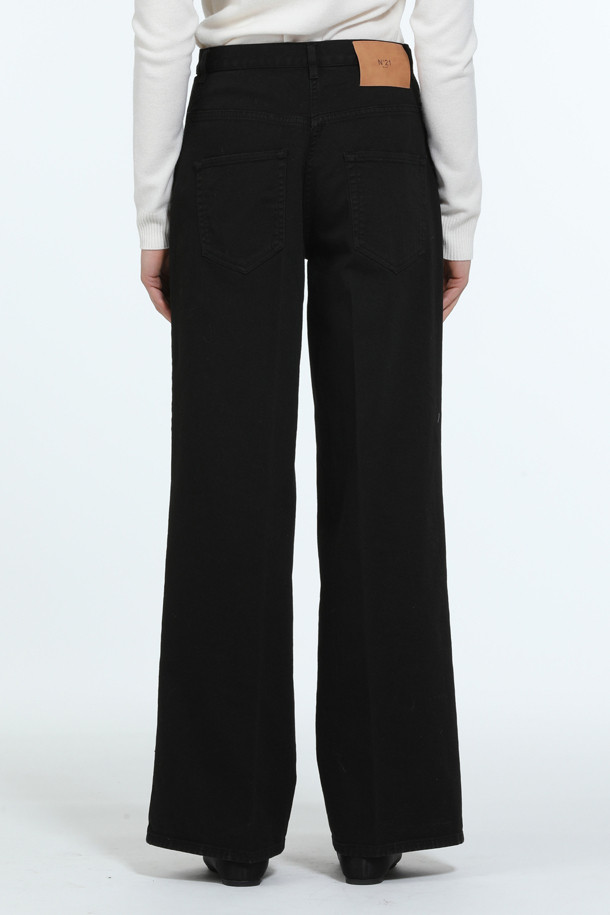 베이직하고 캐주얼한 무드의 여성 와이드 데님입니다. 봄, 가을에 어울리는 긴 기장의 데님 바지로, 출근룩과 모임룩 등 다양한 TPO에 활용할 수 있습니다. 미니멀, 클래식 스타일을 즐겨 입는 분들께 추천하며, 베이지와 블랙 두 가지 색상으로 만나볼 수 있습니다. 데님과 코튼 혼방 소재로 제작되어 편안한 착용감을 선사합니다. 와이드핏으로 다리가 길어 보이는 효과를 줍니다.
