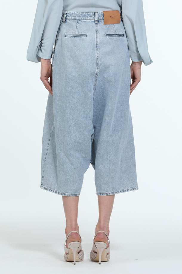 캐주얼한 무드의 여성 배기 데님 팬츠입니다. 라이트 블루, 블랙, 그레이 3가지 색상으로 출시되어 다양한 상의와 매치하기 좋습니다. 무릎 기장의 무지 디자인으로, 봄, 여름 시즌에 시원하게 착용할 수 있습니다. 동네 마실룩, 여행룩, 휴가룩 등 편안한 스타일링을 연출해보세요. 배기핏으로 활동성을 높인 데일리 팬츠입니다.
