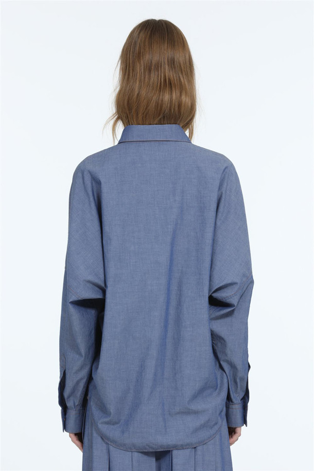 부드러운 샴브레이 소재의 여성 셔츠입니다. 데이트룩, 카페룩에 어울리며 미니멀, 캐주얼, 클래식 스타일을 연출할 수 있습니다. 여유 있는 오버핏으로 편안한 착용감을 선사하며, 포켓 디테일이 돋보입니다. 긴 소매 기장으로 다양한 스타일링이 가능하며, 아우터로도 활용할 수 있습니다. 무지 디자인으로 어떤 옷에도 매치하기 용이합니다.
