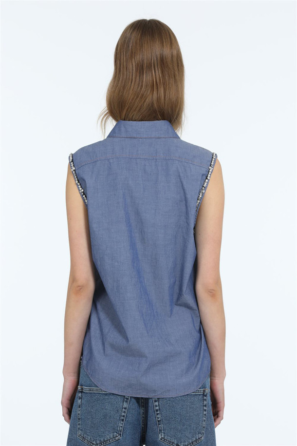 시원한 블루 컬러의 샴브레이 소재로 제작된 여성 슬리브리스 셔츠입니다. 셔츠 칼라와 레귤러핏 디자인으로 모던하면서도 클래식한 무드를 연출합니다. 얇은 두께감으로 여름철에도 시원하게 착용 가능하며, 부드러운 촉감이 특징입니다. 버튼업 스타일과 주얼라인 디테일이 더해져 데이트룩이나 휴가룩 등 다양한 TPO에 활용하기 좋습니다. 미니멀, 클래식, 캐주얼 스타일을 즐겨 입는 여성분들께 추천합니다.
