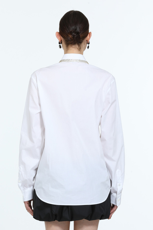 우아한 무드의 여성 우븐 카라 셔츠입니다. 부드러운 면 소재의 레귤러핏 긴소매 셔츠로, 차이나칼라 디자인과 얇은 두께로 봄, 여름에 시원하게 착용할 수 있습니다. 화이트 컬러에 무지 패턴으로 어떤 스타일에도 잘 어울리며, 포켓 디테일과 주얼리 장식이 포인트입니다. 데이트룩, 카페룩, 모임룩 등 다양한 TPO에 클래식, 미니멀, 걸리시 스타일로 연출해보세요.
