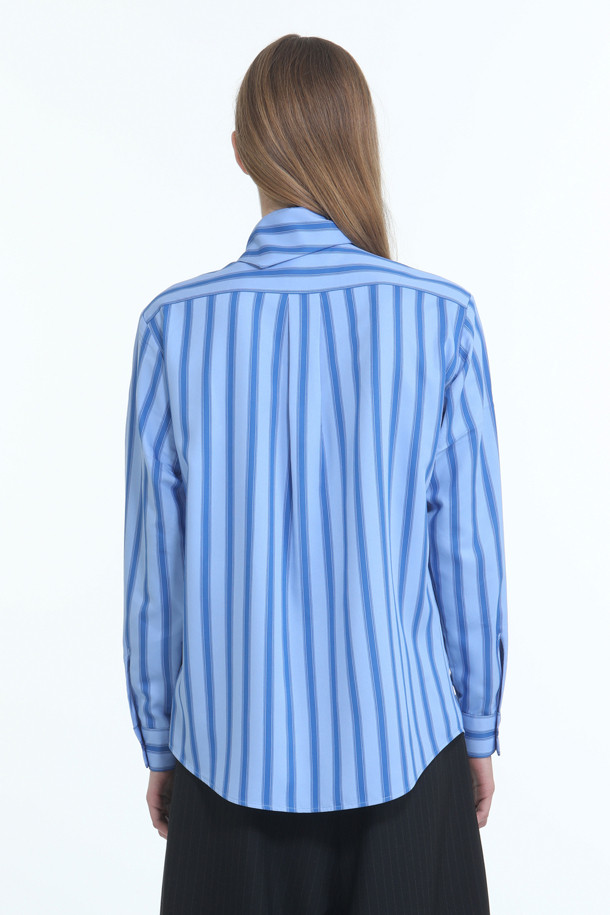 블루 컬러의 여성용 스카프 디테일 셔츠입니다. 봄과 여름 계절에 어울리는 레귤러핏의 긴소매 크롭 셔츠로, 우아하고 클래식한 스타일을 연출합니다. 스트라이프 패턴과 섬세한 스카프 디테일이 돋보이며, 로고 자수 디테일로 포인트를 더했습니다. 데이트룩, 카페룩, 모임룩 등 다양한 TPO에 어울리는 클래식하고 미니멀한 디자인의 셔츠입니다.
